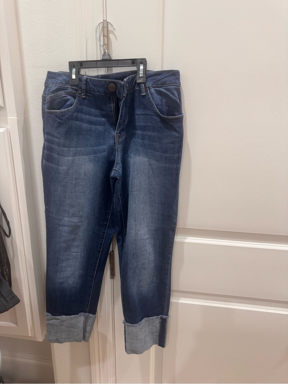 1822 Denim Cropped Cuffed Jeans in Dark Blue
